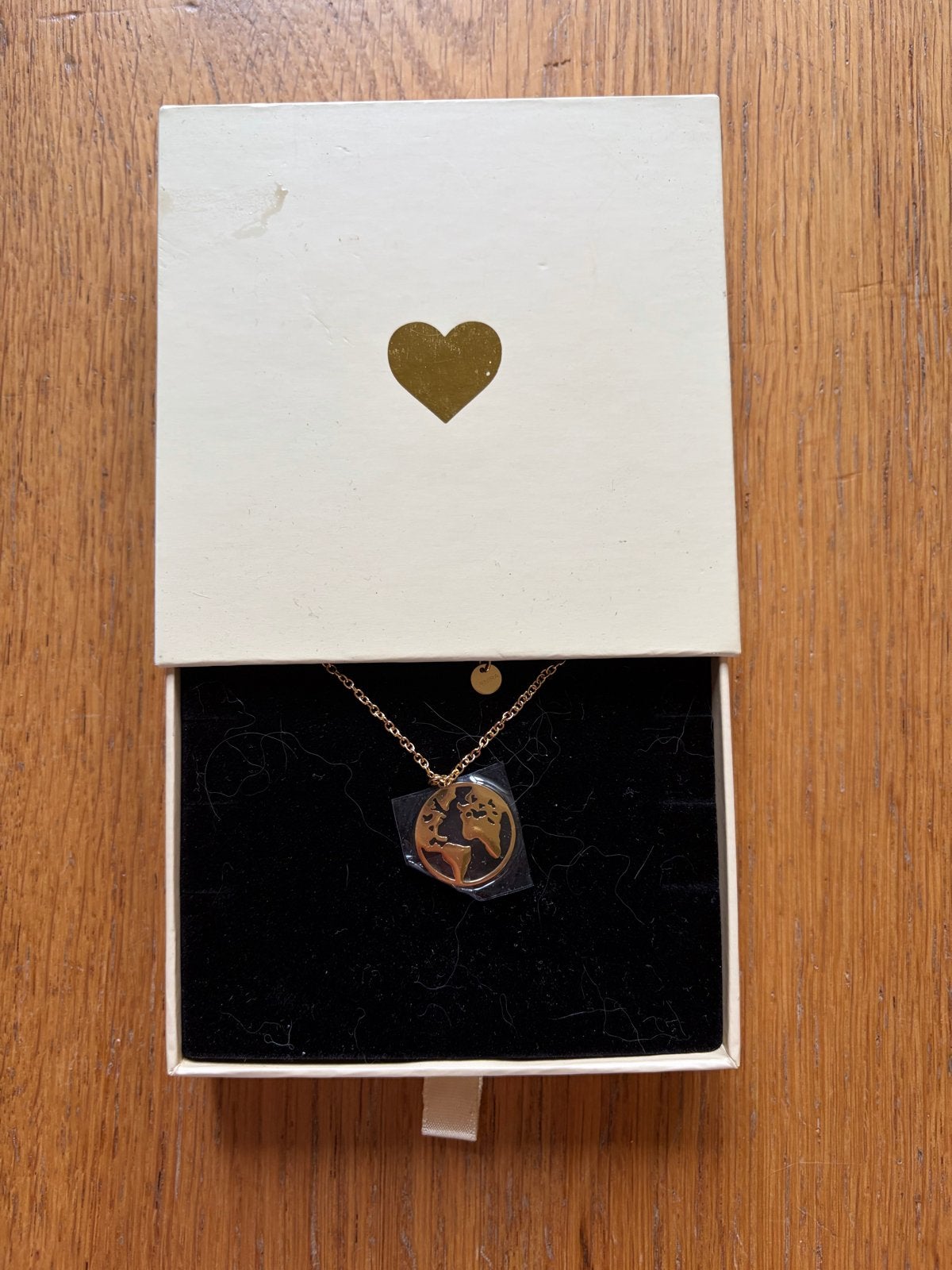 Gouden ketting met wereldbol hanger, Ophalen of Verzenden, Nieuw, Goud, Met hanger