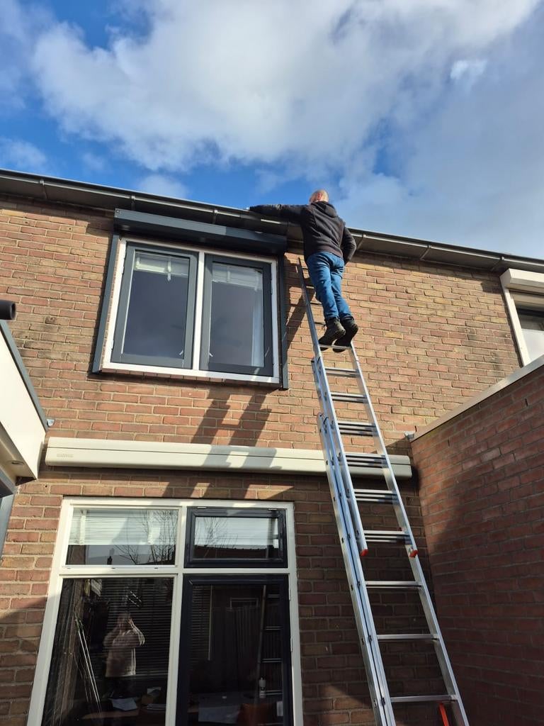 Glasbewassing (Ramen wassen)+ dakgoot schoonmaken vanaf, Doe-het-zelf en Verbouw, Dakpannen en Dakbedekking, Steen of Klei, Zwart
