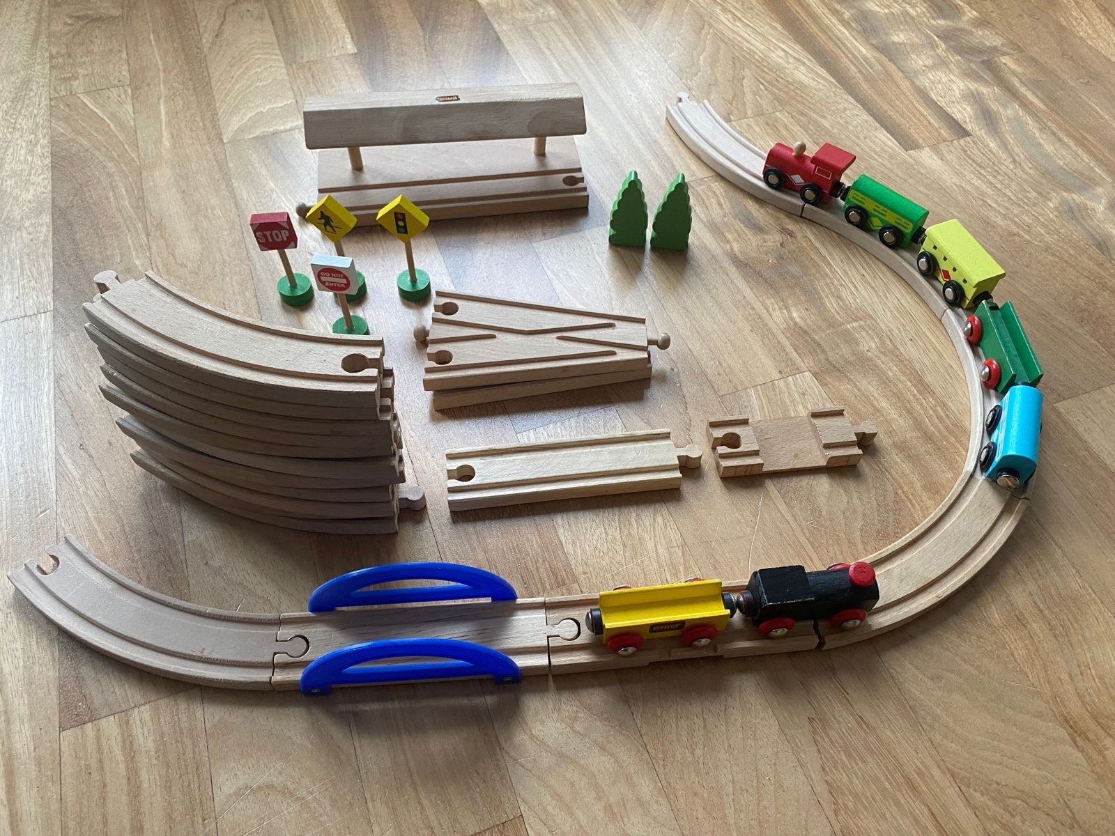 Brio houten treinbaan met HEMA uitbreiding, Ophalen of Verzenden, Zo goed als nieuw, Bouwen