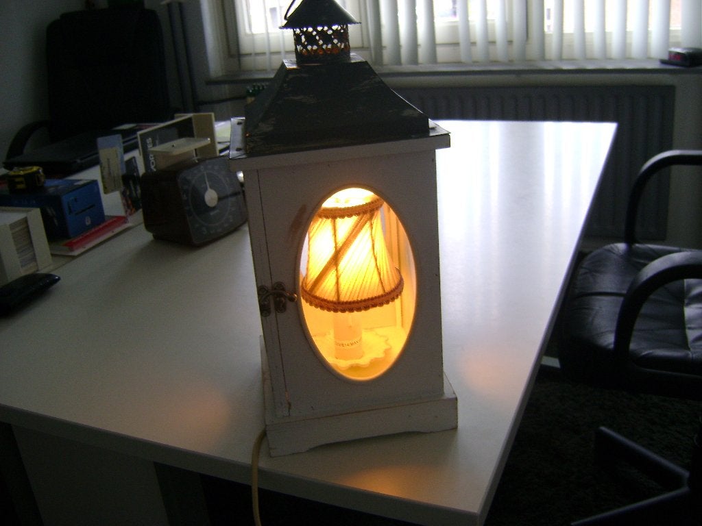 wit houten lantaren met medalen dakje 45hx18x18 met lampje, Wit, Ophalen of Verzenden, Zo goed als nieuw, Kandelaar