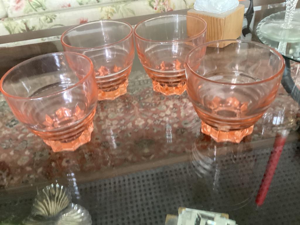 Roze glazen Frankrijk hoog 7.5 cm diam. 8 cm / 4 stuks, Verzamelen, Glas en Borrelglaasjes, Ophalen of Verzenden, Zo goed als nieuw