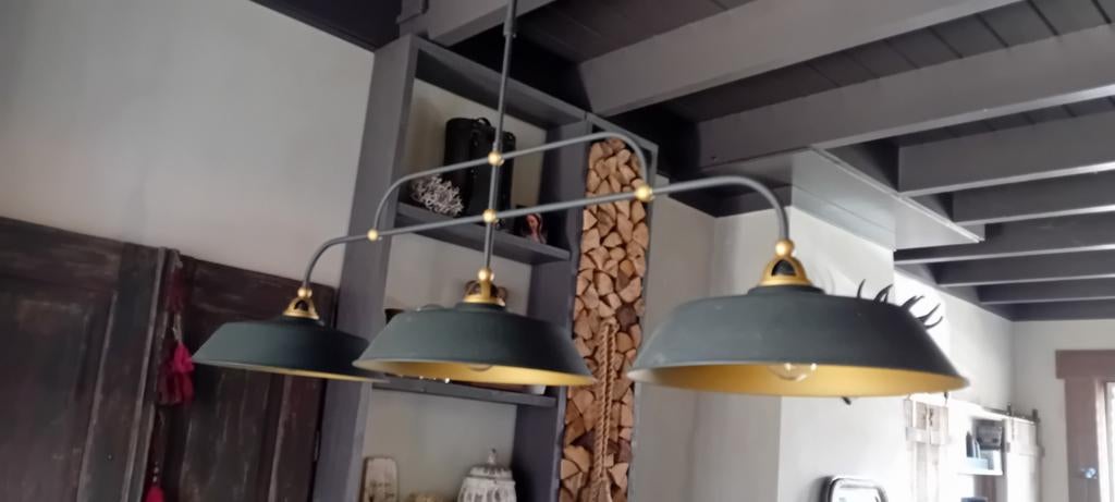 Stijlvolle 3-kaps hanglamp met gouden details, Gebruikt, 100 tot 150 cm, Modern, Industrieel, Stijlvol, 100 tot 150 cm