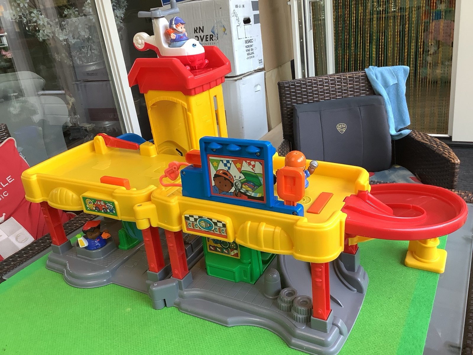 Fisher Price Little People Garage met geluid en lift, Ophalen of Verzenden, Zo goed als nieuw