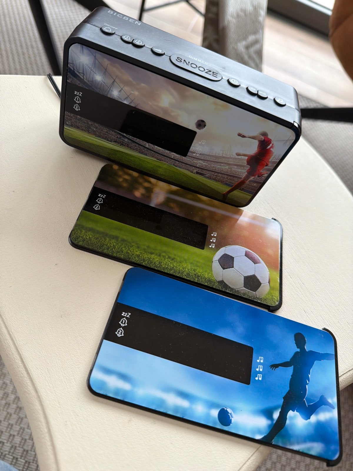 Bigben wekkerradio met voetbalthema en verwisselbare covers, Ophalen of Verzenden, Gebruikt, Digitaal