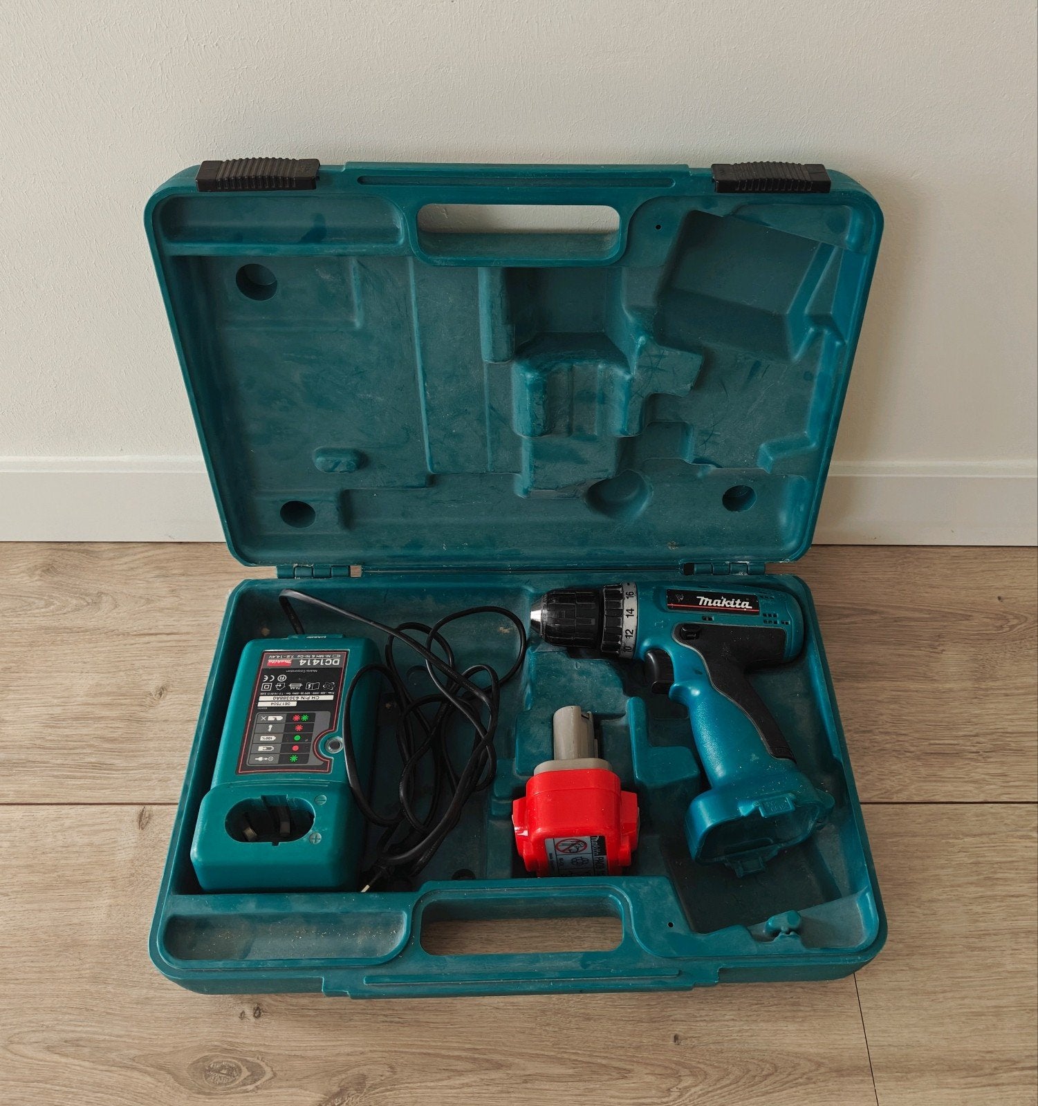 Makita 6260D Boor- en Schroefmachine met Koffer en Lader, Ophalen, Gebruikt, Variabele snelheid, Boor- en Schroefmachine