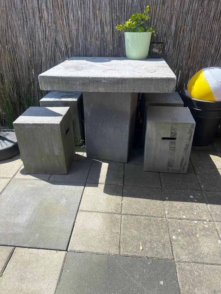 Betonnen picknicktafel met 4 bankjes, Ophalen, Gebruikt, Vierkant, Overige materialen