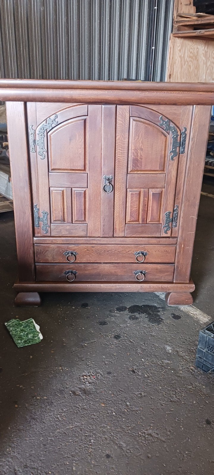Massief houten kast met decoratieve details, Ophalen of Verzenden