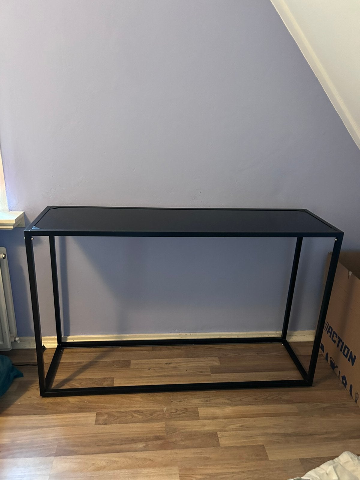 Sidetable staallook met glasplaat, Huis en Inrichting, Tafels | Sidetables, Zo goed als nieuw, 25 tot 50 cm, 100 tot 150 cm, Rechthoekig