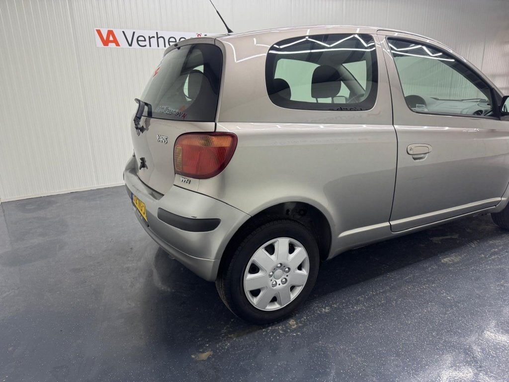 Toyota Yaris 1.0 VVT-i Terra MMT (bj 2003, automaat), Auto's, Toyota, Metallic lak, Gebruikt, 31 €/maand, 4 cilinders