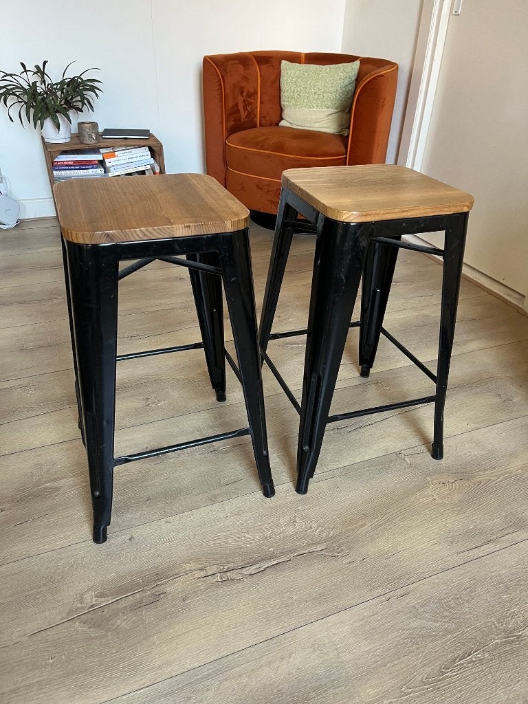 2 industriële krukken (zithoogte 64,5 cm) - zwart met hout, Huis en Inrichting, Ophalen, 60 tot 90 cm, Zo goed als nieuw, Hout