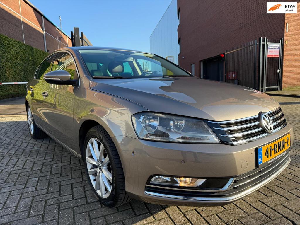 Volkswagen Passat 1.4 TSI Highline BlueMotion_LEER-NAVI_NETT, Auto's, Euro 5, Gebruikt, 4 cilinders, Bruin