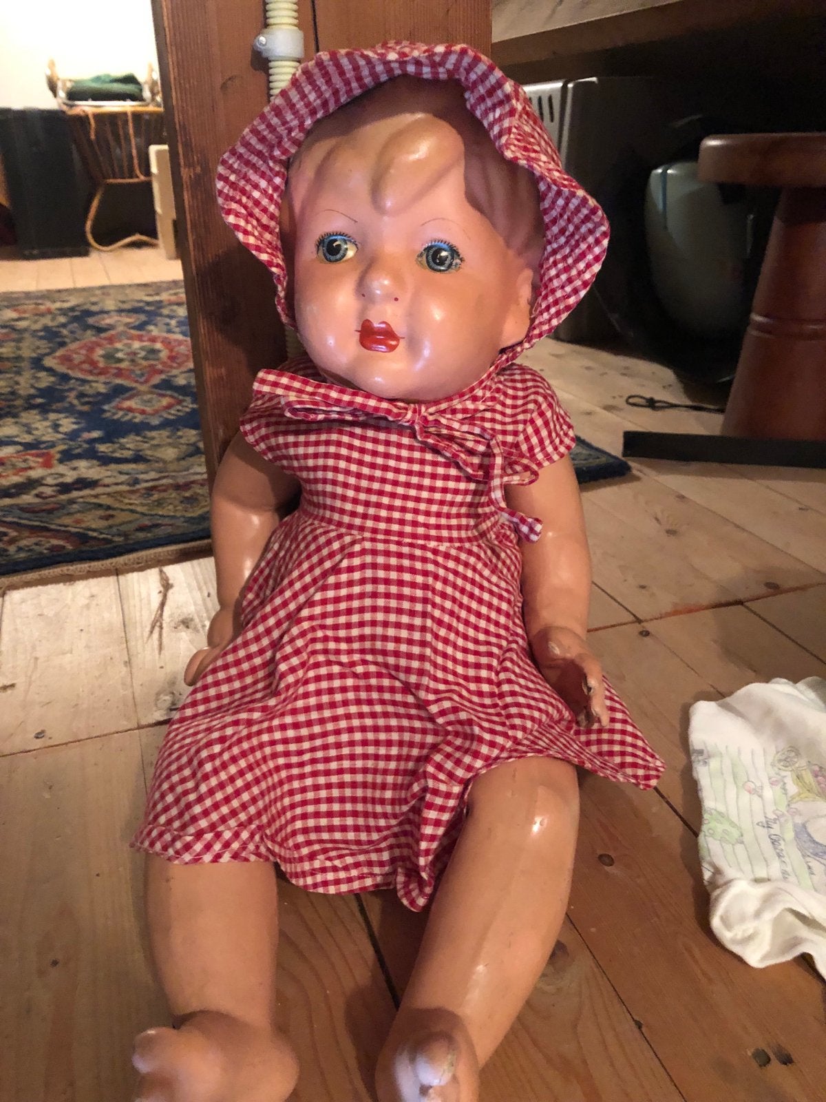 Vintage Babypop met Rood Geruite Jurk en Kapje, Ophalen of Verzenden, Gebruikt, Babypop