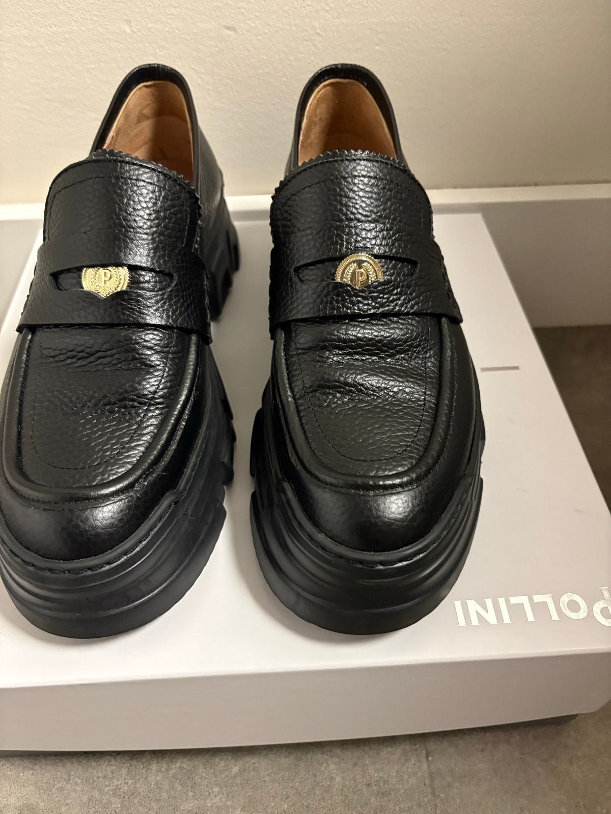 Pollini Loafers Zwart Maat 39 - Nieuw in Doos, Ophalen of Verzenden, Nieuw, Zwart, Instappers