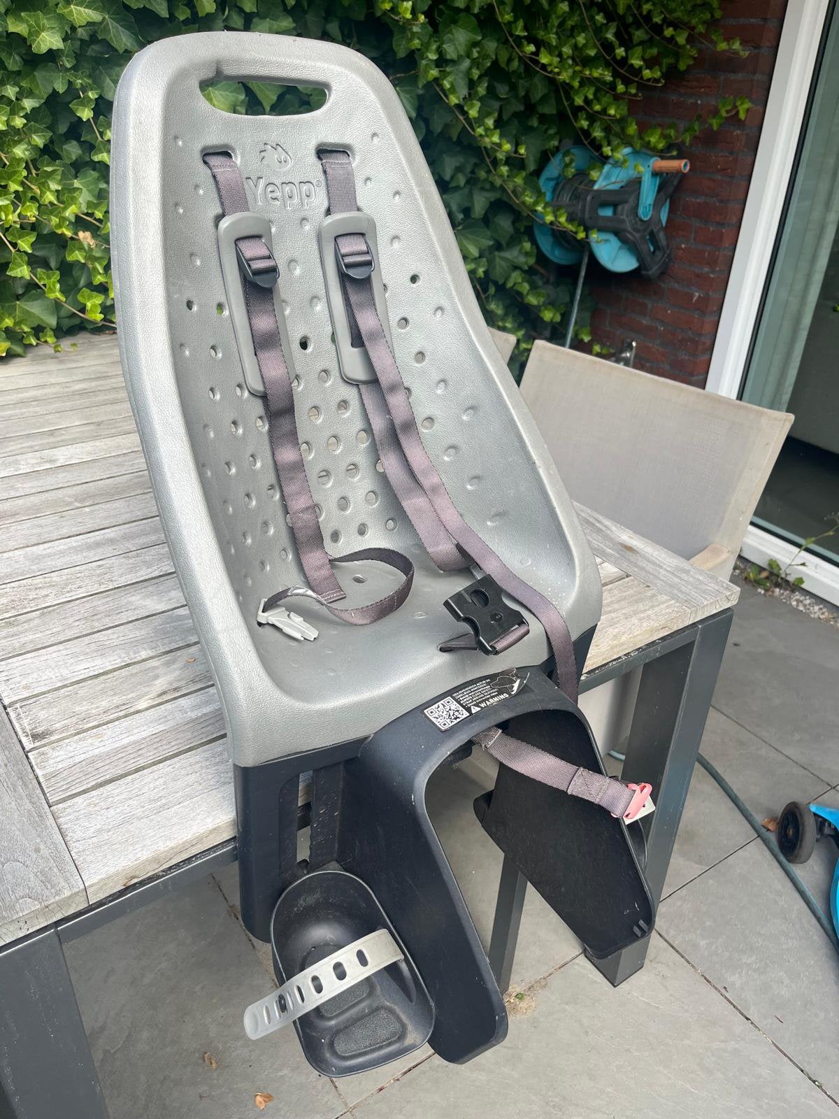 Fietsstoeltje Yepp grijs plus adapter te koop, Fietsen en Brommers, Ophalen, Achterzitje, 9 t/m 36 kg, Gebruikt
