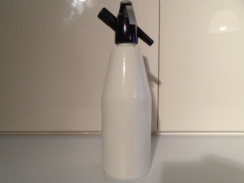 Witte spuitwater fles uit Oostenrijk Voor show, Ophalen of Verzenden, Huis en Inrichting