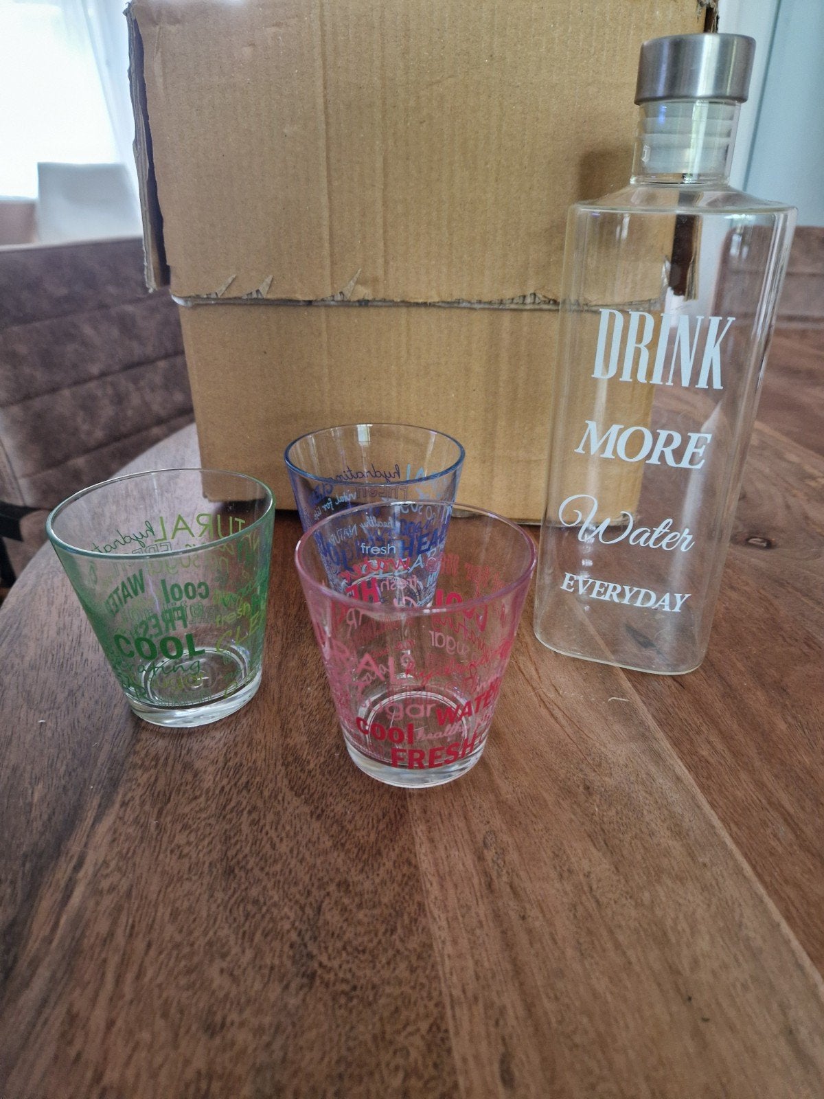 waterfles met drinkglazen, Ophalen, Zo goed als nieuw, Glas, Meerkleurig