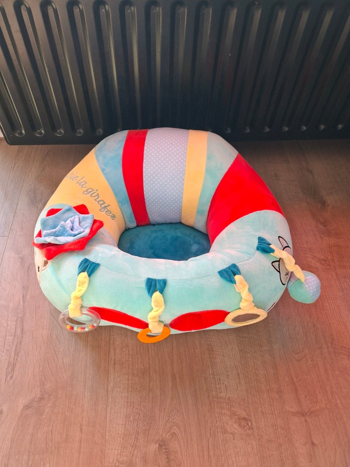 Vrolijk baby zitkussen met speeltjes - Sophie de Giraf, Ophalen, Zo goed als nieuw, Overige typen, Met geluid
