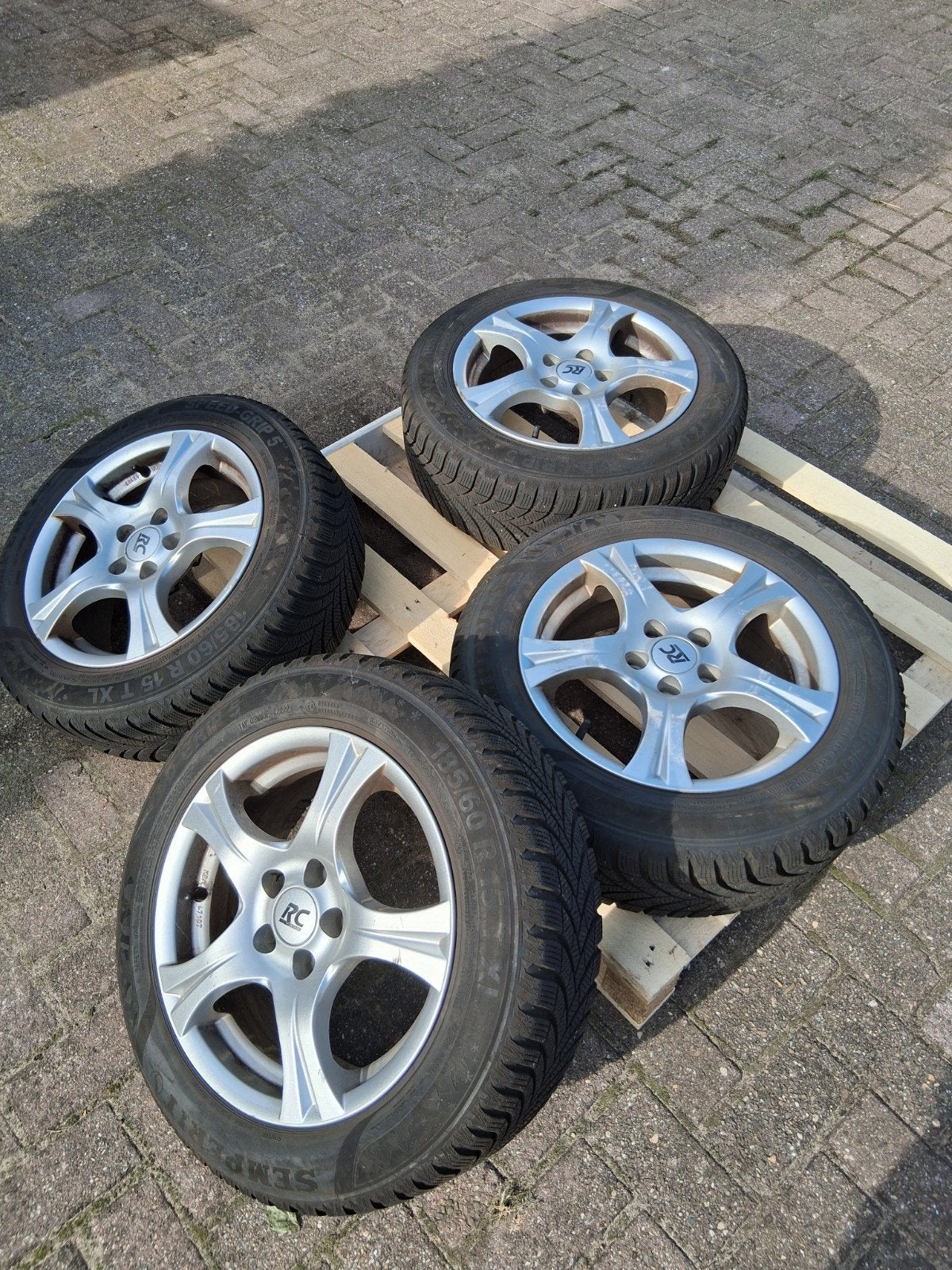 Winterbanden op aluminium velgen voor VW Polo (2015), Auto-onderdelen, Banden en Velgen, Ophalen, Gebruikt, 15 inch, Banden en Velgen