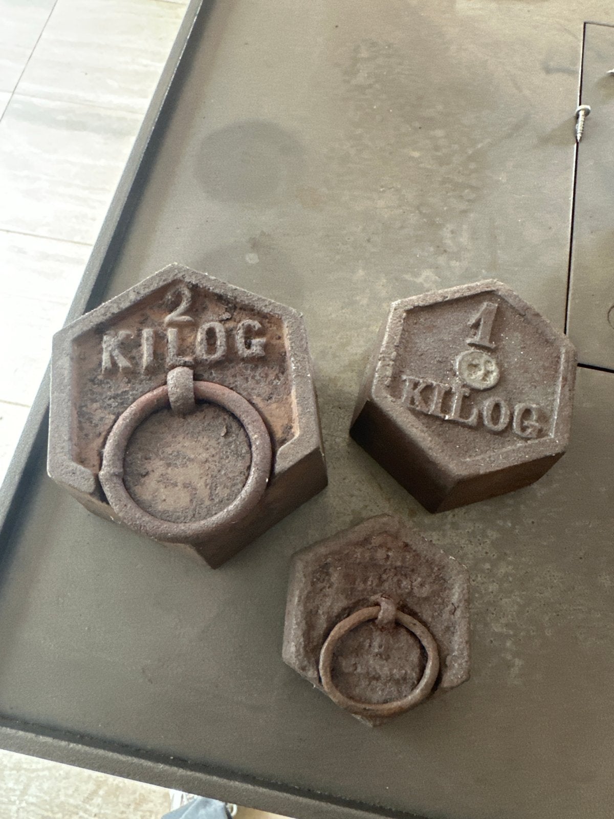 Antieke gietijzeren gewichten set (2kg, 1kg, 0.5kg), Ophalen