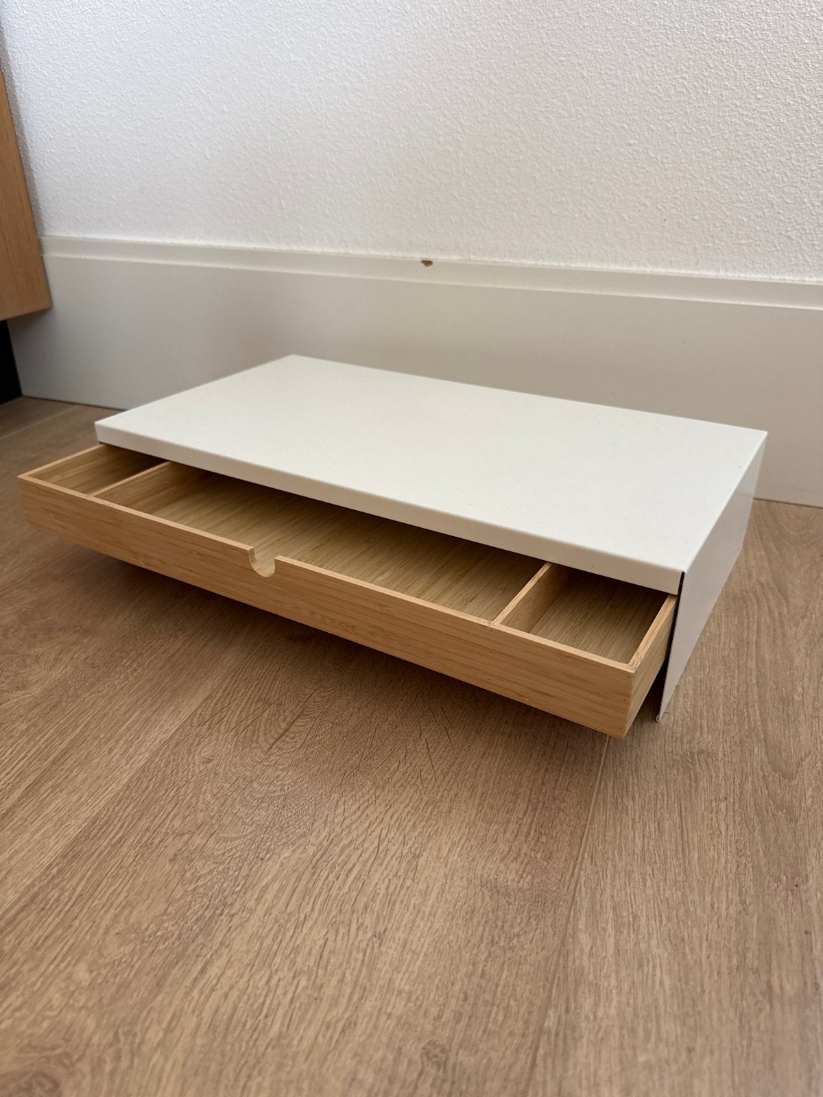 Monitorstandaard met lade - Wit/Hout, Huis en Inrichting, Overige typen, Ophalen of Verzenden, Zo goed als nieuw, Wit