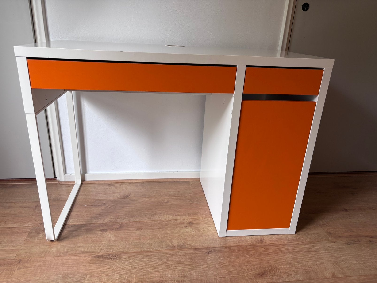 Bureau oranje/wit voor kinderkamer, Ophalen, Gebruikt
