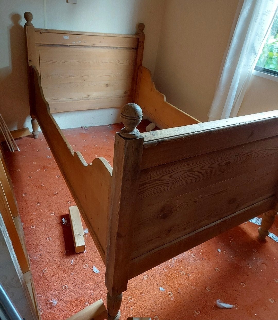 Oud grenen bed, Ophalen