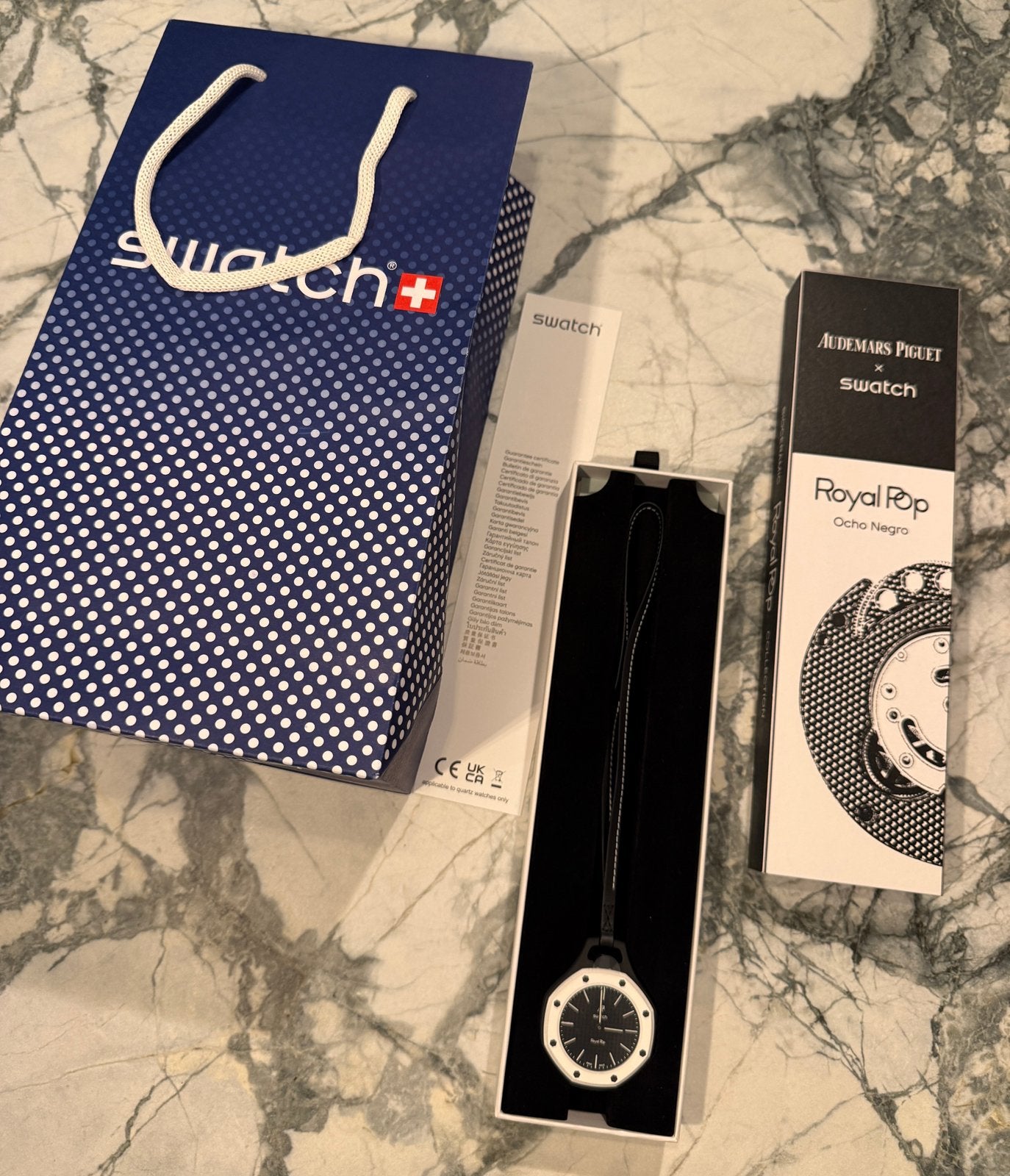 Royal Pop AP x Swatch – Ocho Negro (bon + garantie), Ophalen, Swatch, Nieuw, Kunststof