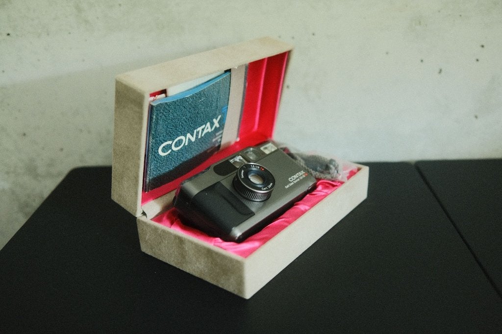 Contax T2 Titanium Black — compleet met doos en Data Back, Ophalen of Verzenden, Zo goed als nieuw, Compact, Overige Merken