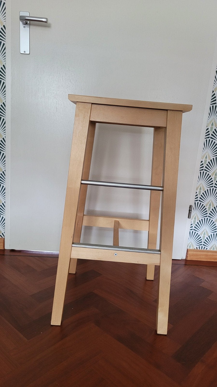 Houten kruk met stalen schoenbeschermer, Ophalen