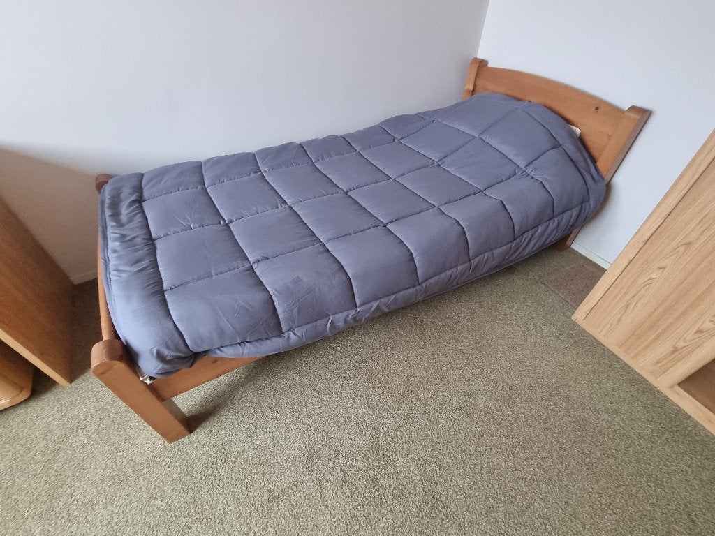 Gratis afhalen. Net bed met bijpassend bureau en kastje, Ophalen, Net, stevig houten bed, Gebruikt, 90 cm