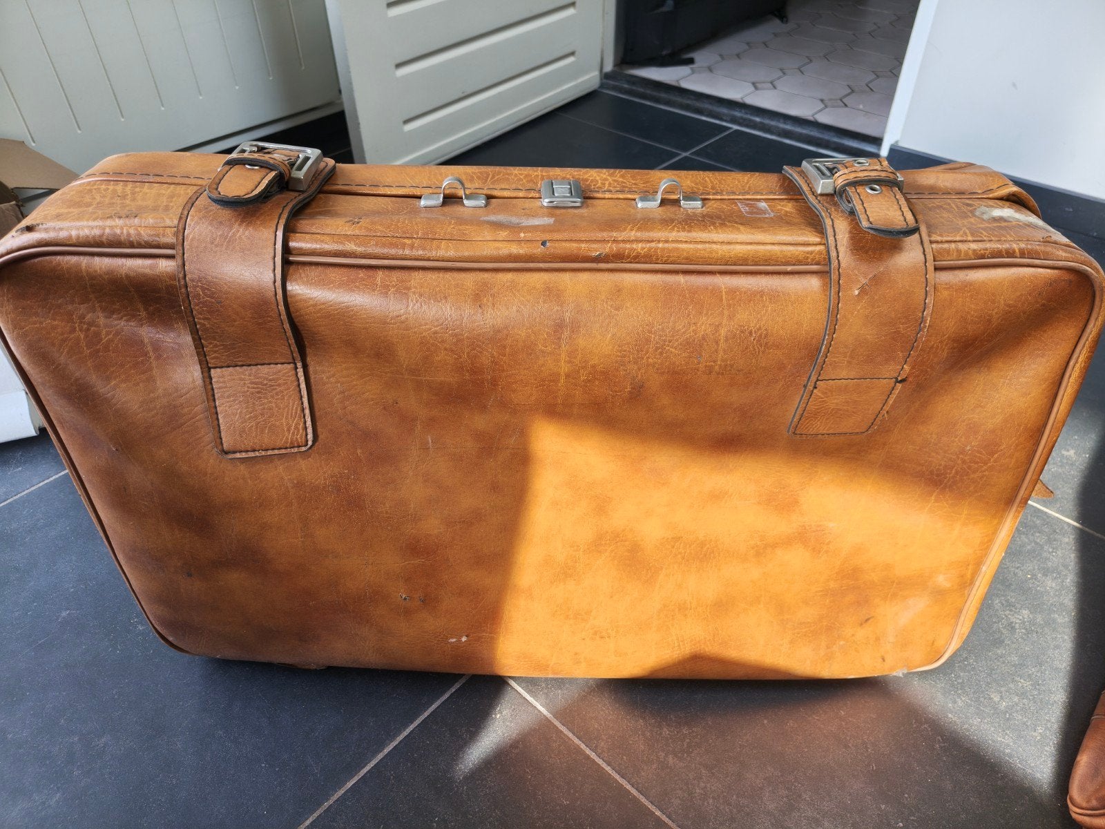 Ouderwetse, leren reiskoffer, Sieraden, Tassen en Uiterlijk, Gebruikt, Leer, Ophalen of Verzenden, 70 cm of meer