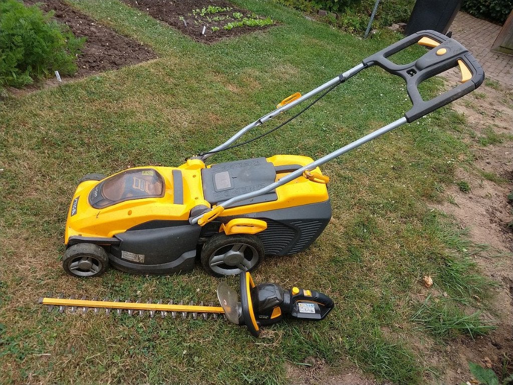 Stiga accu grasmaaier met heggeschaar, Ophalen, Cirkelmaaier, Gebruikt, Stiga