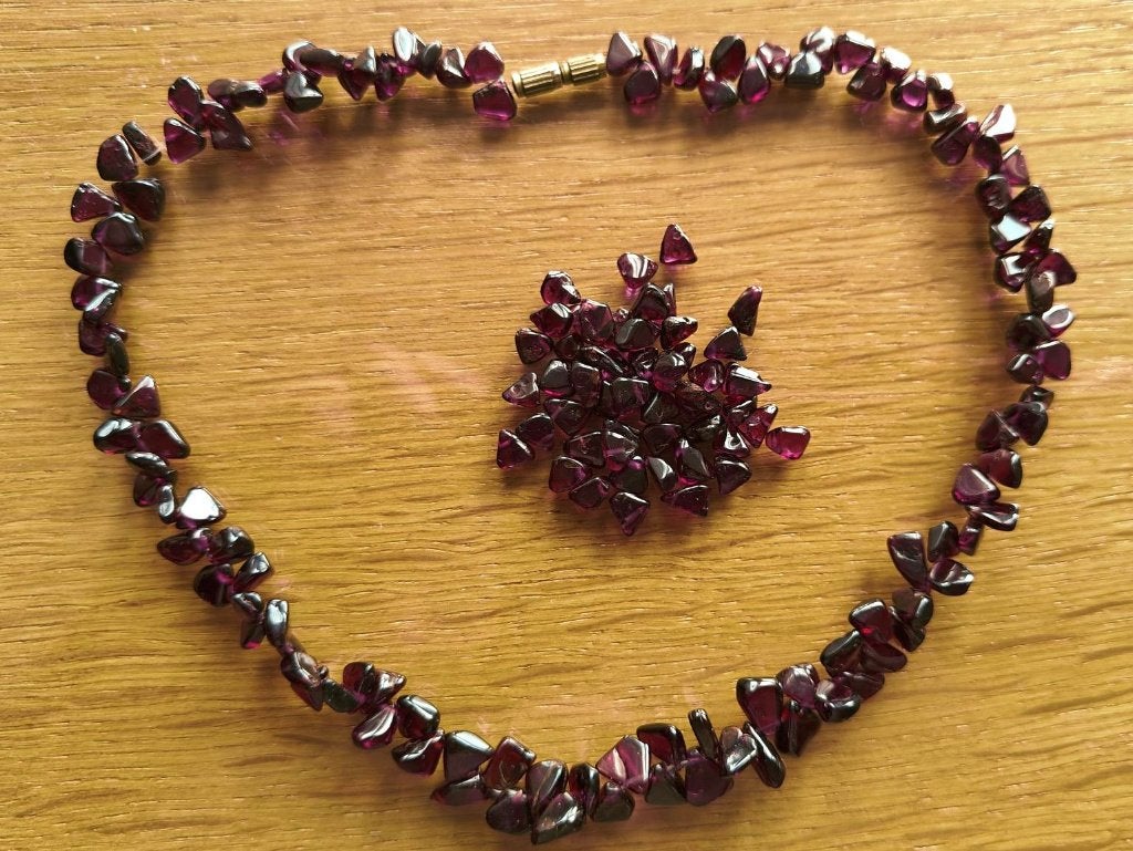 Ketting van natuurlijke granaat steentjes, Sieraden, Tassen en Uiterlijk, Antieke sieraden, Ophalen of Verzenden, Overige materialen