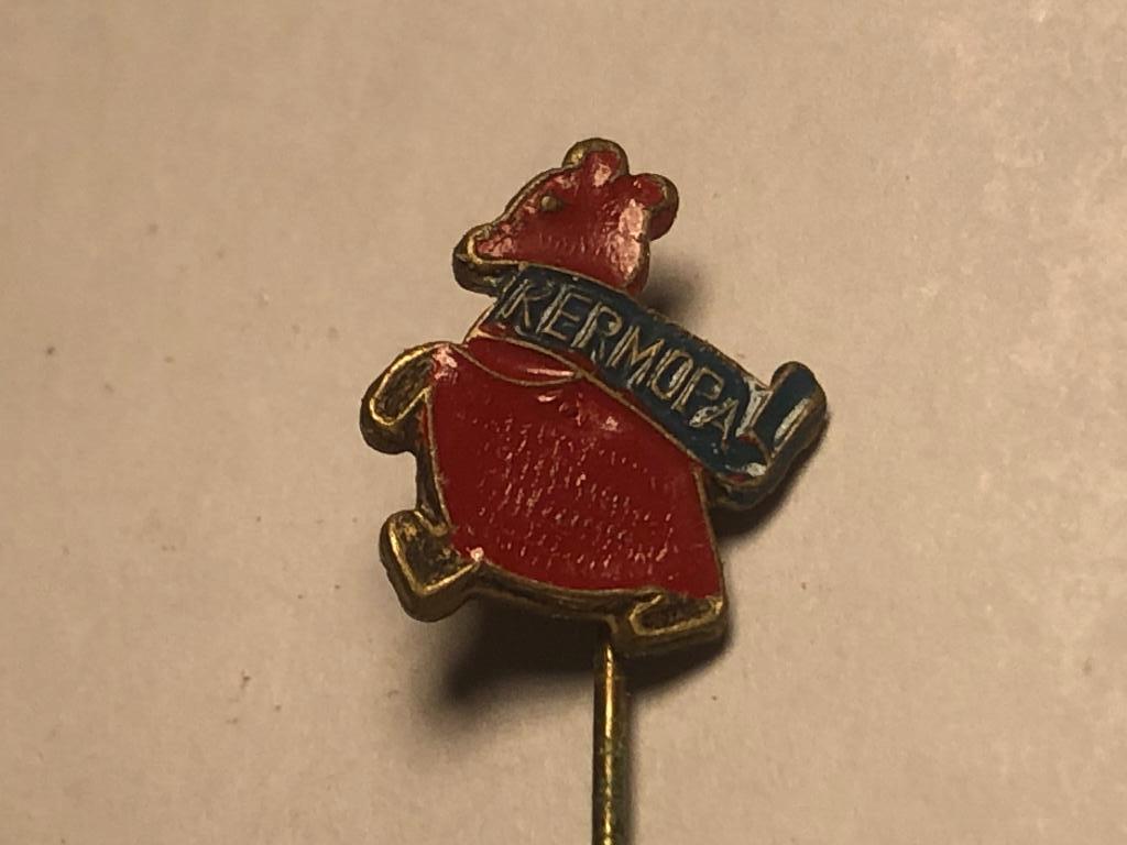 Metalen KERMOPA CONSERVEN BEER Speld., Verzamelen, Speldjes, Pins en Buttons, Verzenden, Zo goed als nieuw, Merk, Speldje of Pin