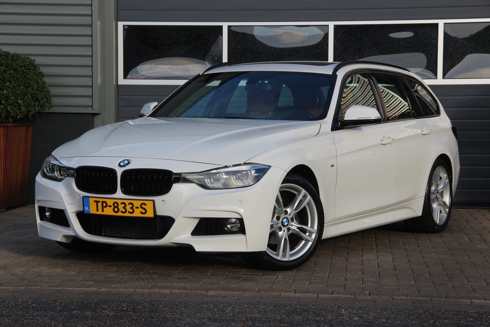 BMW 3-serie Touring 318i M Sport | 2E EIGENAAR | PANO-DAK |, Gebruikt, Euro 6, 1465 kg, Wit
