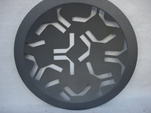 Ronde metalen fruitschaal met geometrische uitsparingen