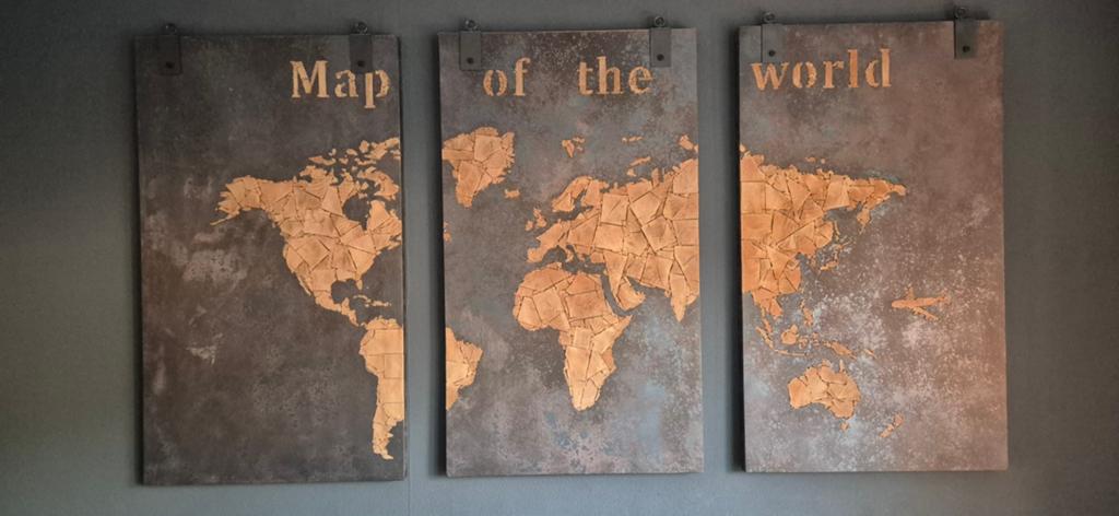 Map of the World 3-luik wanddecoratie - Robuust & Stoer, Huis en Inrichting, Ophalen, Industrieel, Hout, Meerkleurig