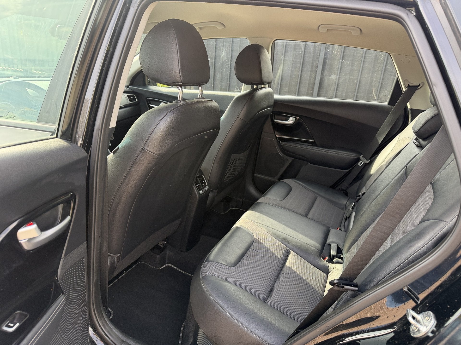 Foto 17 van Kia Niro 1.6 GDi Hybrid DynamicLine Carplay/Clima/Cruise