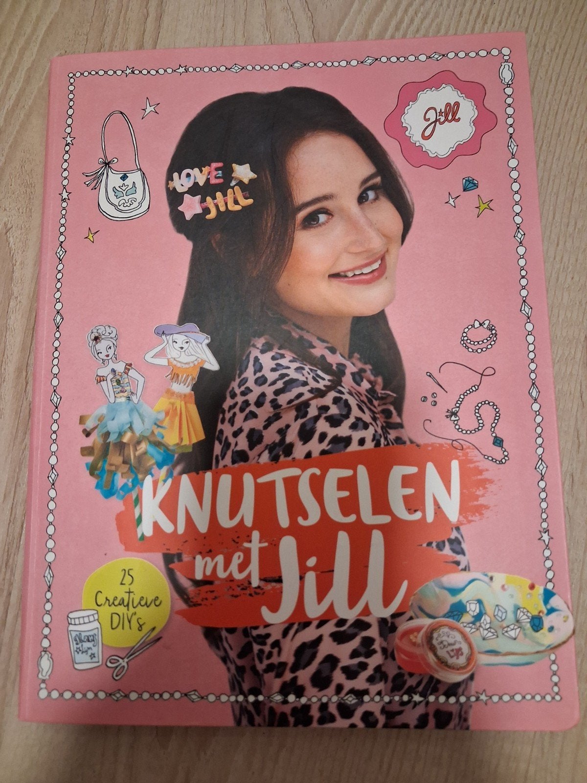 Knutselen met Jill: 25 Creatieve DIY's, Hobby en Vrije tijd, Overige thema's, Meerkleurig, Ophalen of Verzenden, Zo goed als nieuw