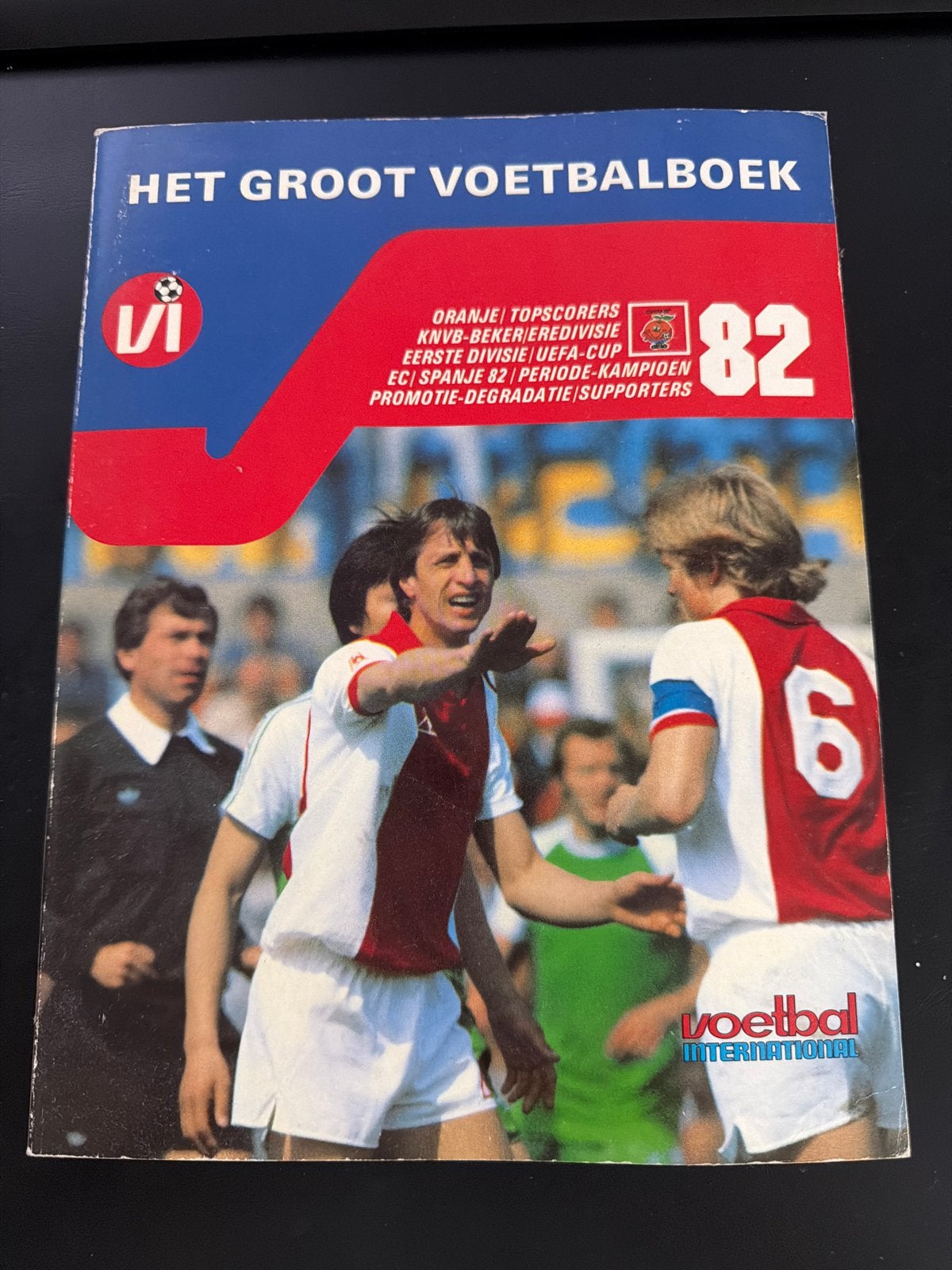 Het Groot Voetbalboek 1982 - Voetbal International, Ophalen of Verzenden, Gelezen, Overige sporten