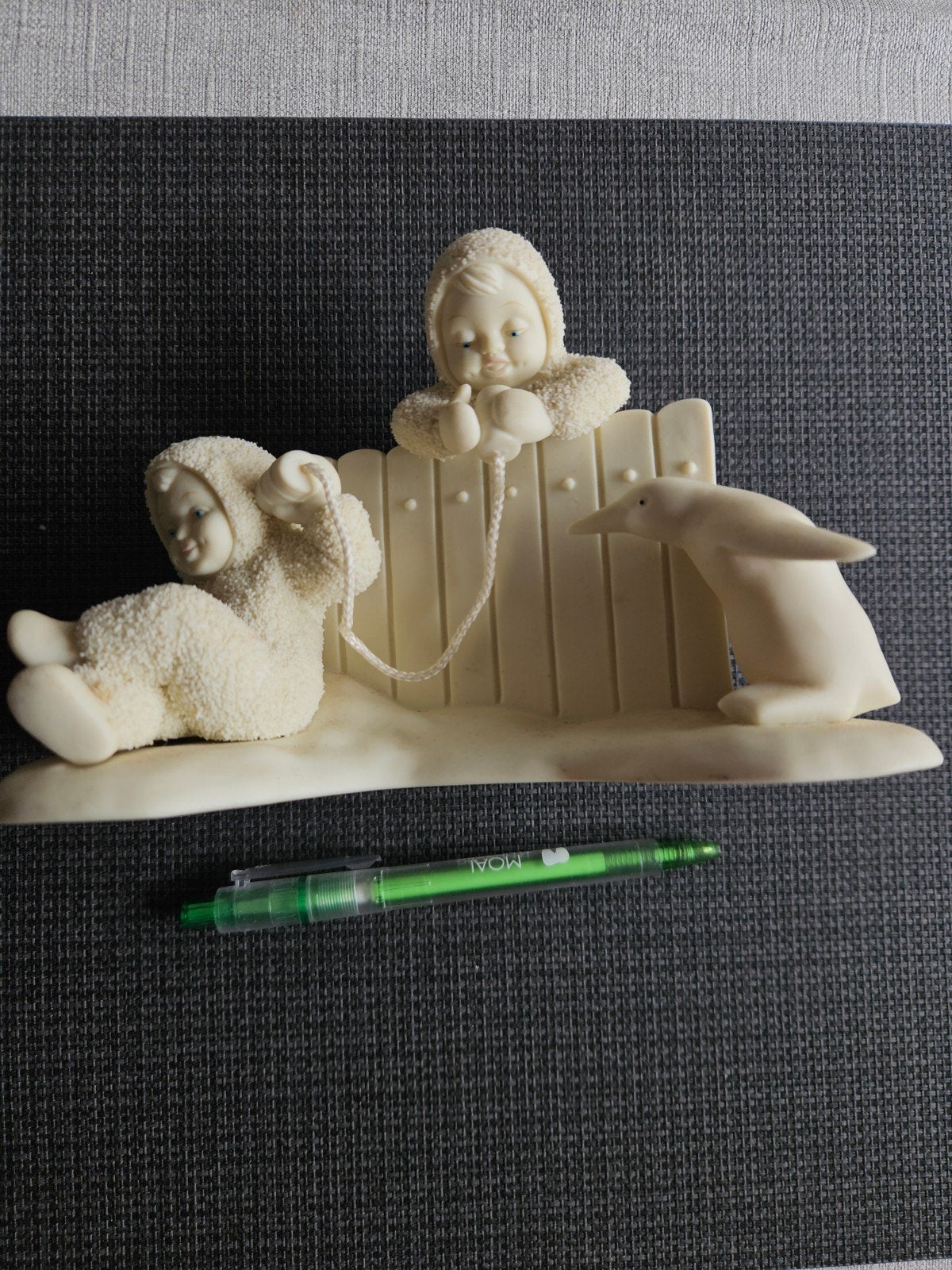 Goebel Snowbabies beeldje "Burning Up The Lines" 2000, Verzamelen, Ophalen, Zo goed als nieuw