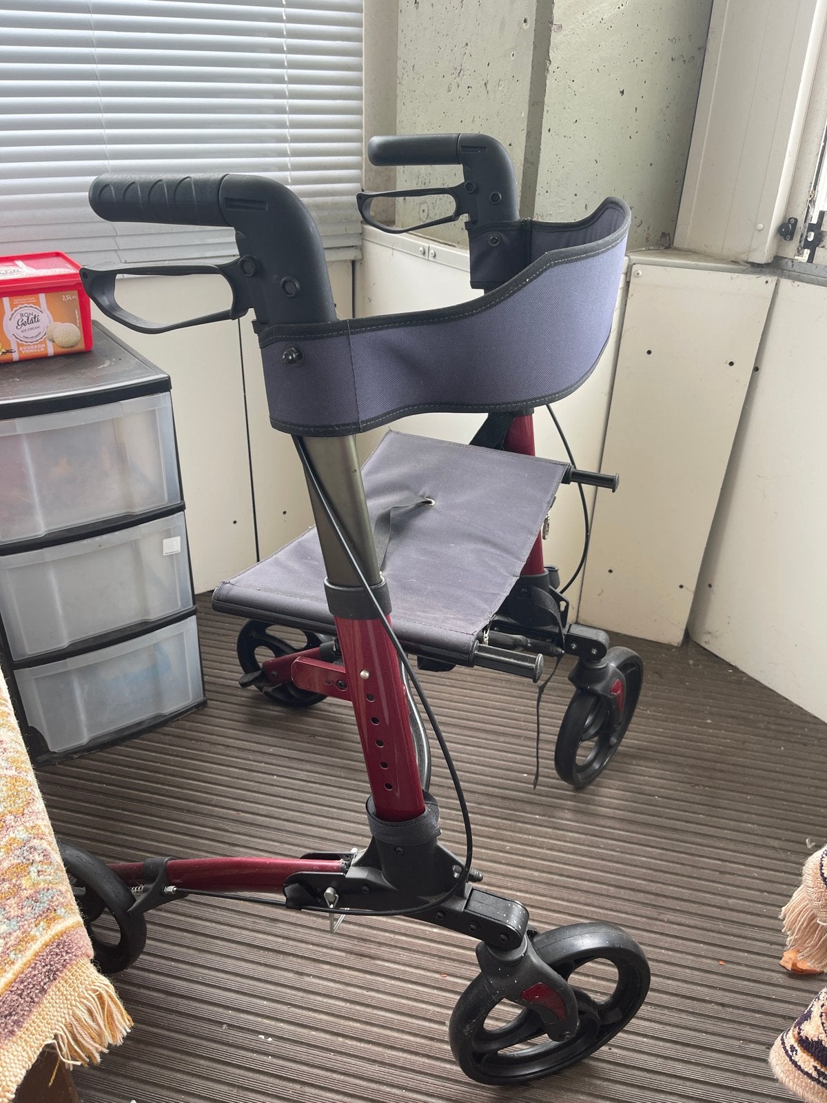 Rollator inklapbaar, bordeaux mettalic, Ophalen