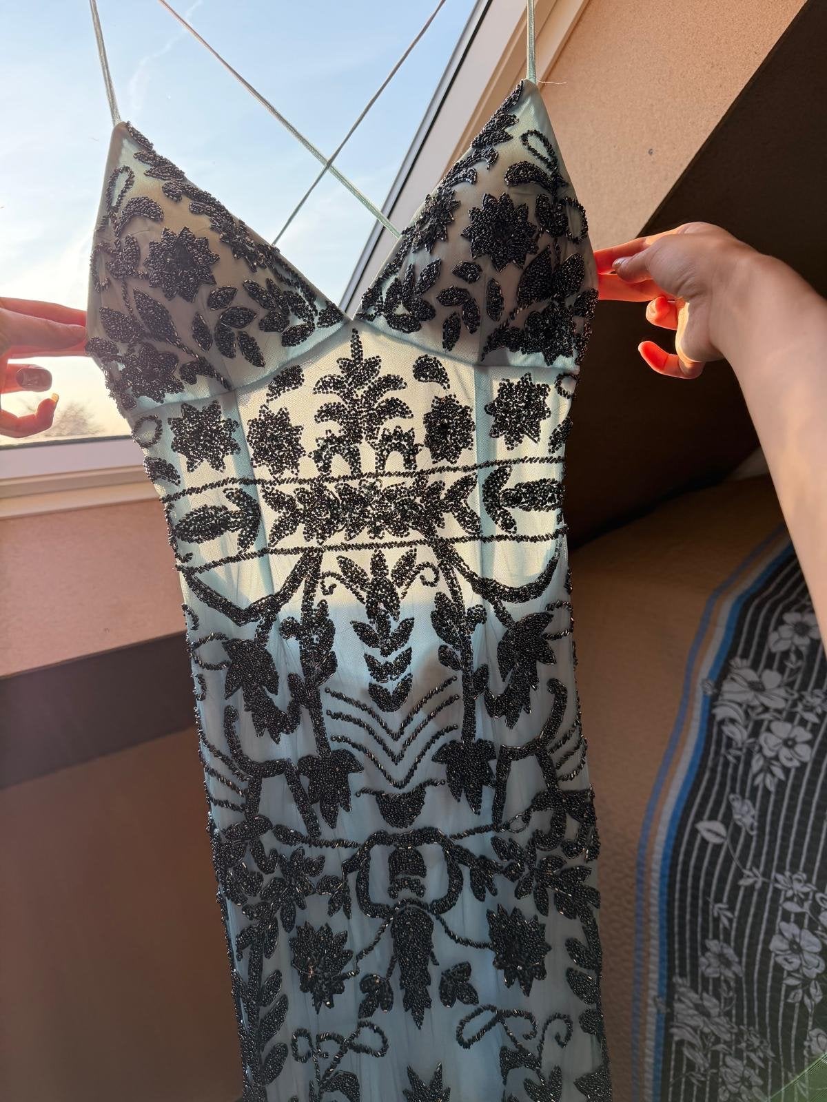 Elegante avondjurk met kralen - Lichtblauw, Kleding | Dames, Jurken, Blauw, Ophalen of Verzenden, Zo goed als nieuw, Maat 36 (S)