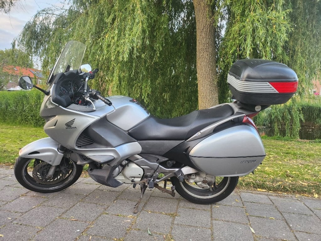 Honda Deauville, Motoren, 700 cc, Cardan-aandrijving, 2 cilinders, Gebruikt