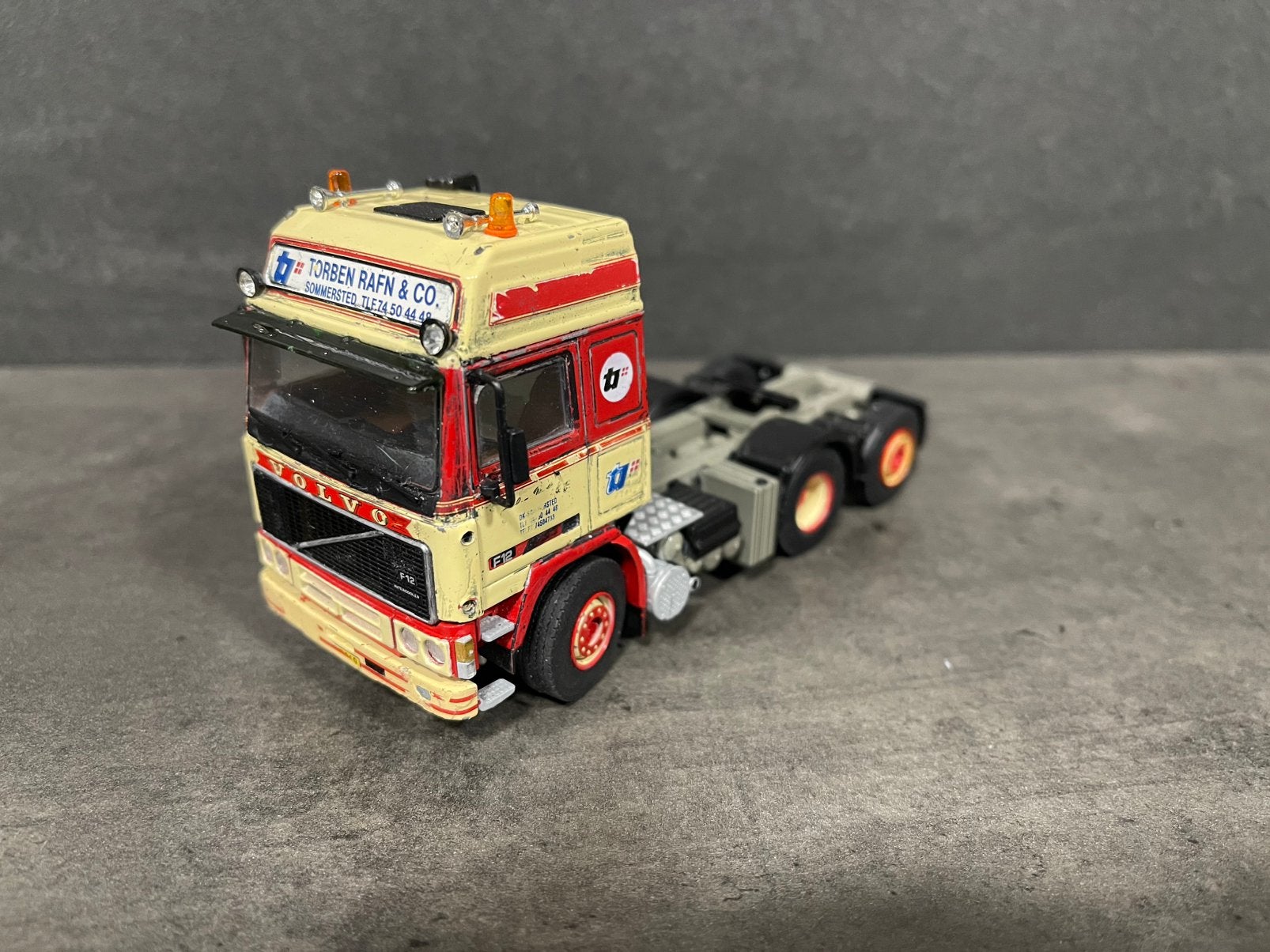 Oude WSI Volvo F12 bkeus Torben Rafn naloopas trekker, Ophalen of Verzenden, Zo goed als nieuw, Bus of Vrachtwagen, Wsi