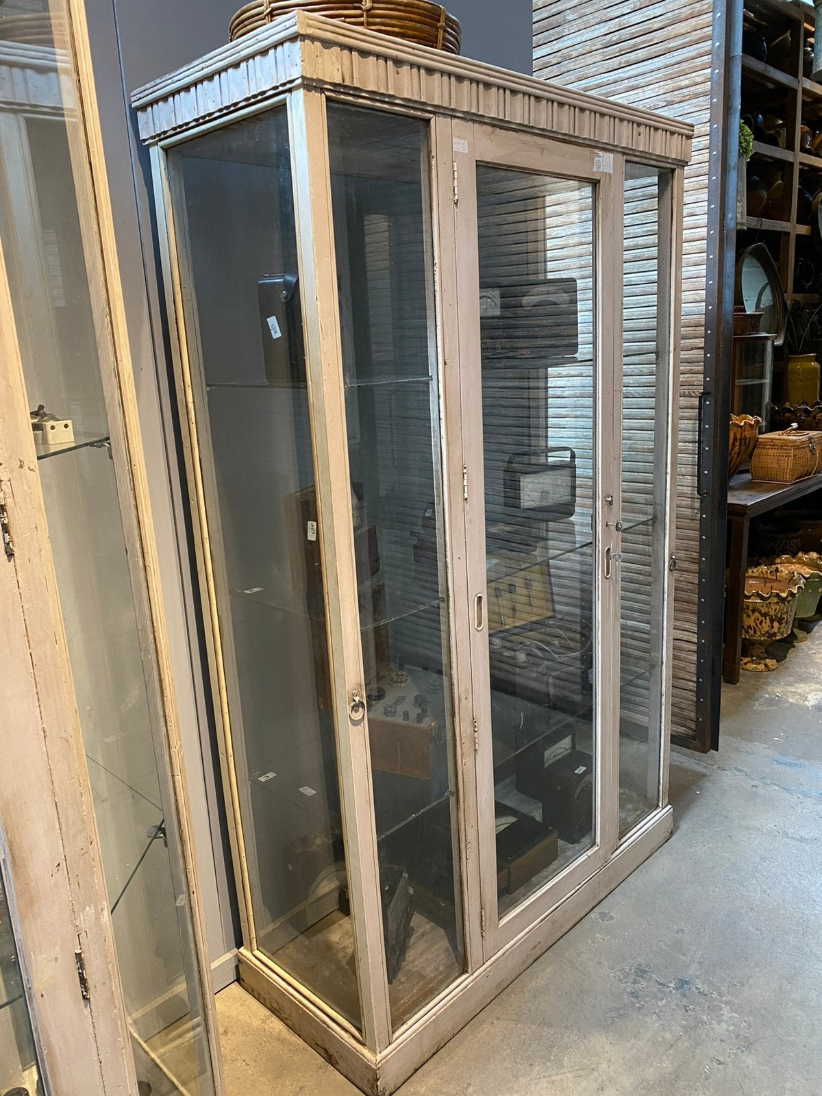 Unieke antieke vitrinekast met beige patina, Ophalen of Verzenden, Gebruikt, Beige, Hout