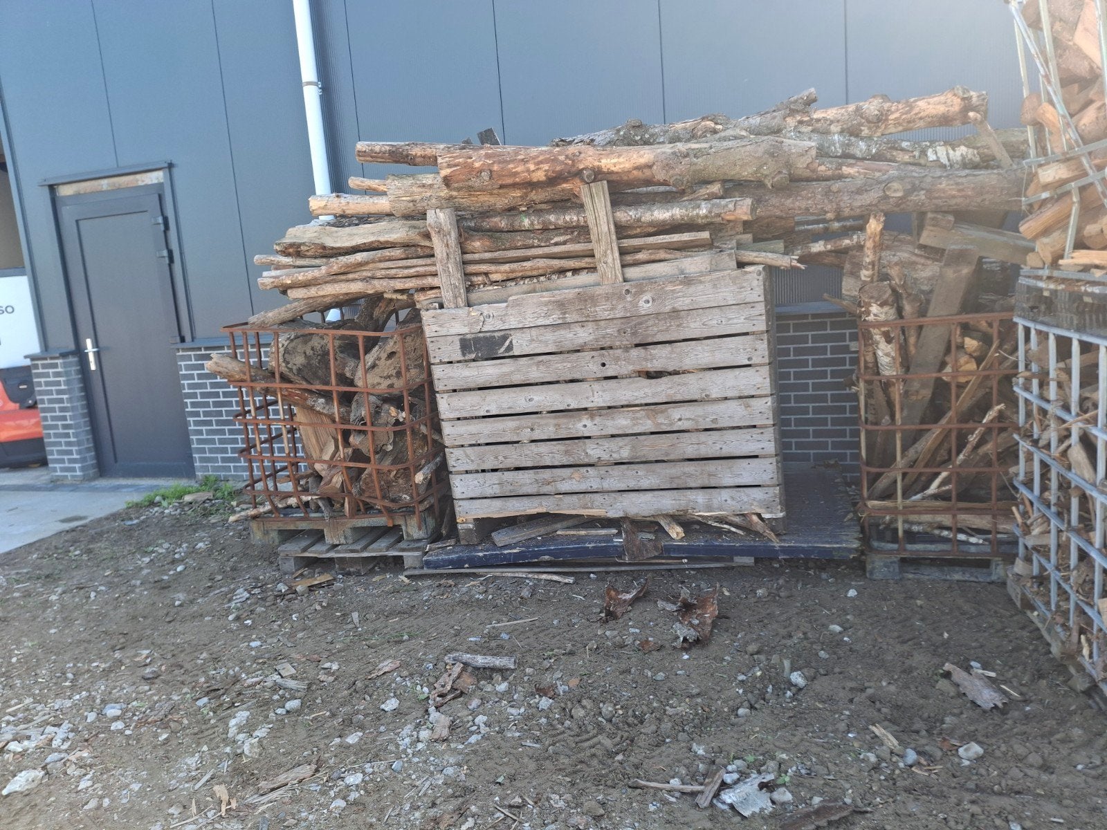Mooi partijtje hout van alles wat, Tuin en Terras, Haardhout, 3 tot 6 m³, Ophalen of Verzenden, Berkenhout, Stammen