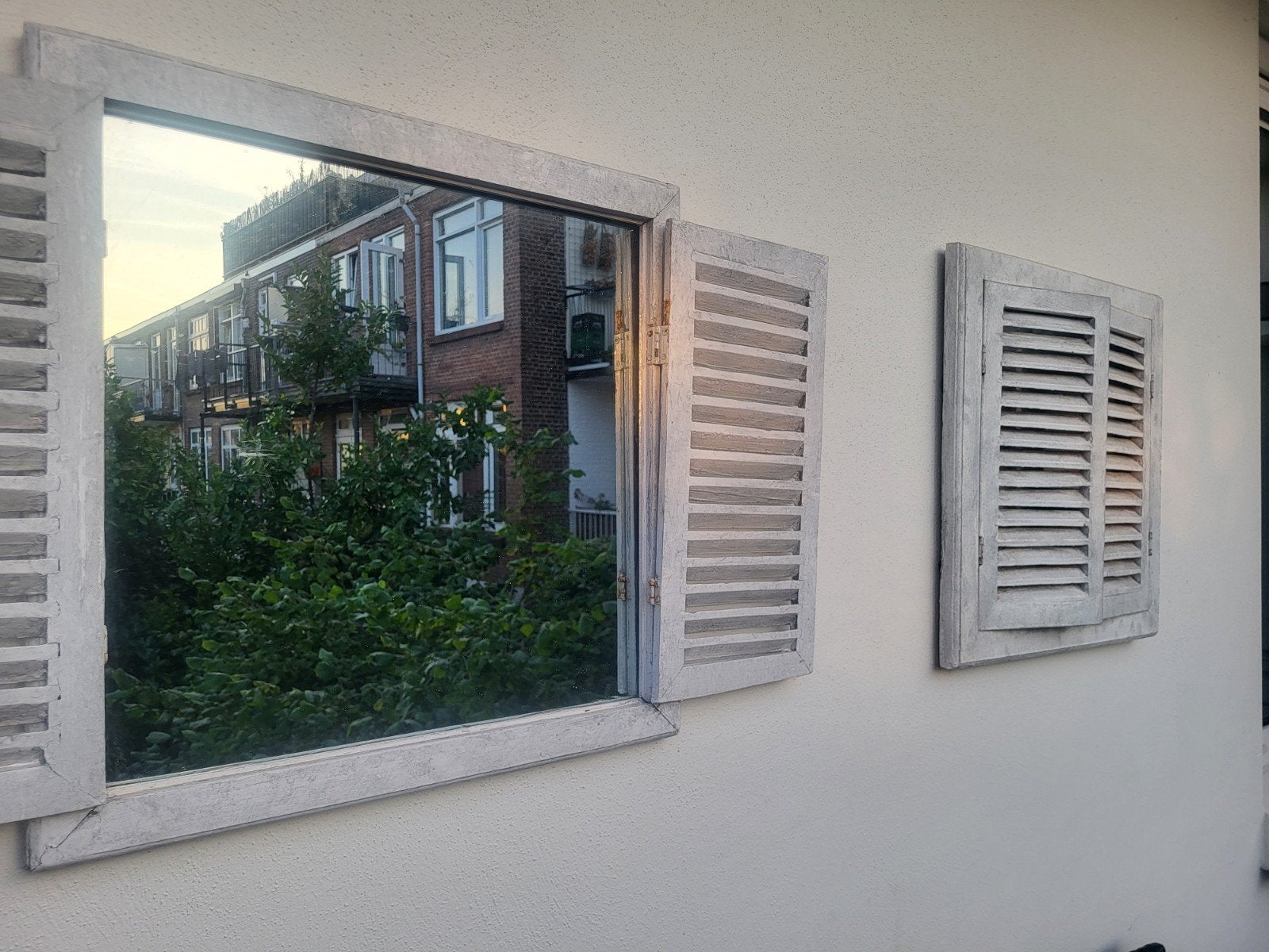 Twee decoratieve spiegels met luiken, 60x60 cm, Huis en Inrichting, Woonaccessoires | Spiegels, Ophalen, Gebruikt, Vierkant, Minder dan 100 cm