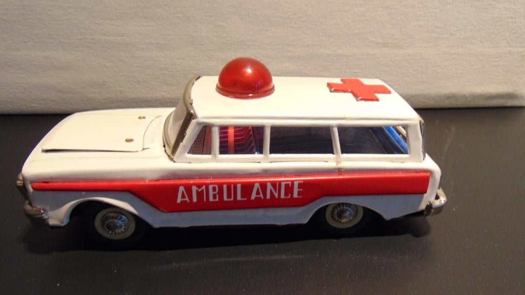 Blikken  ziekenwagen MF 111 - 60s, Ophalen of Verzenden, Gebruikt