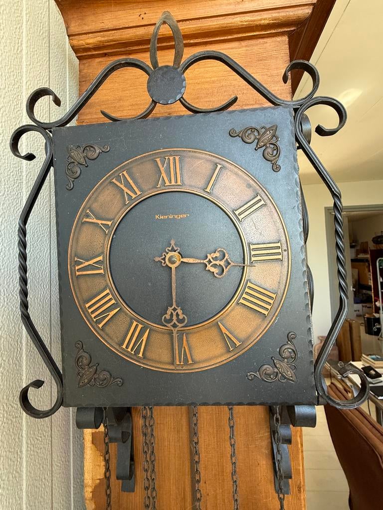 Kieninger wandklok met slinger en gewichten, Ophalen